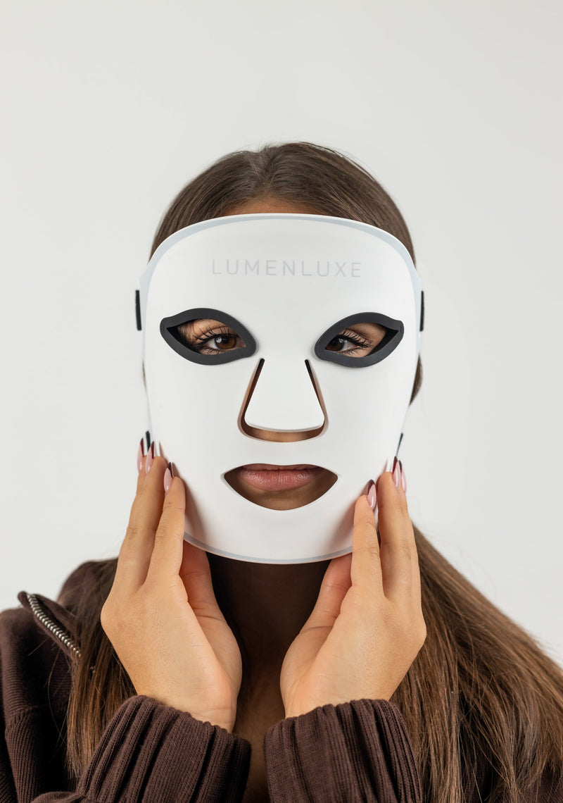 Mýty o LED maskách – žena s LumenLuxe LED maskou