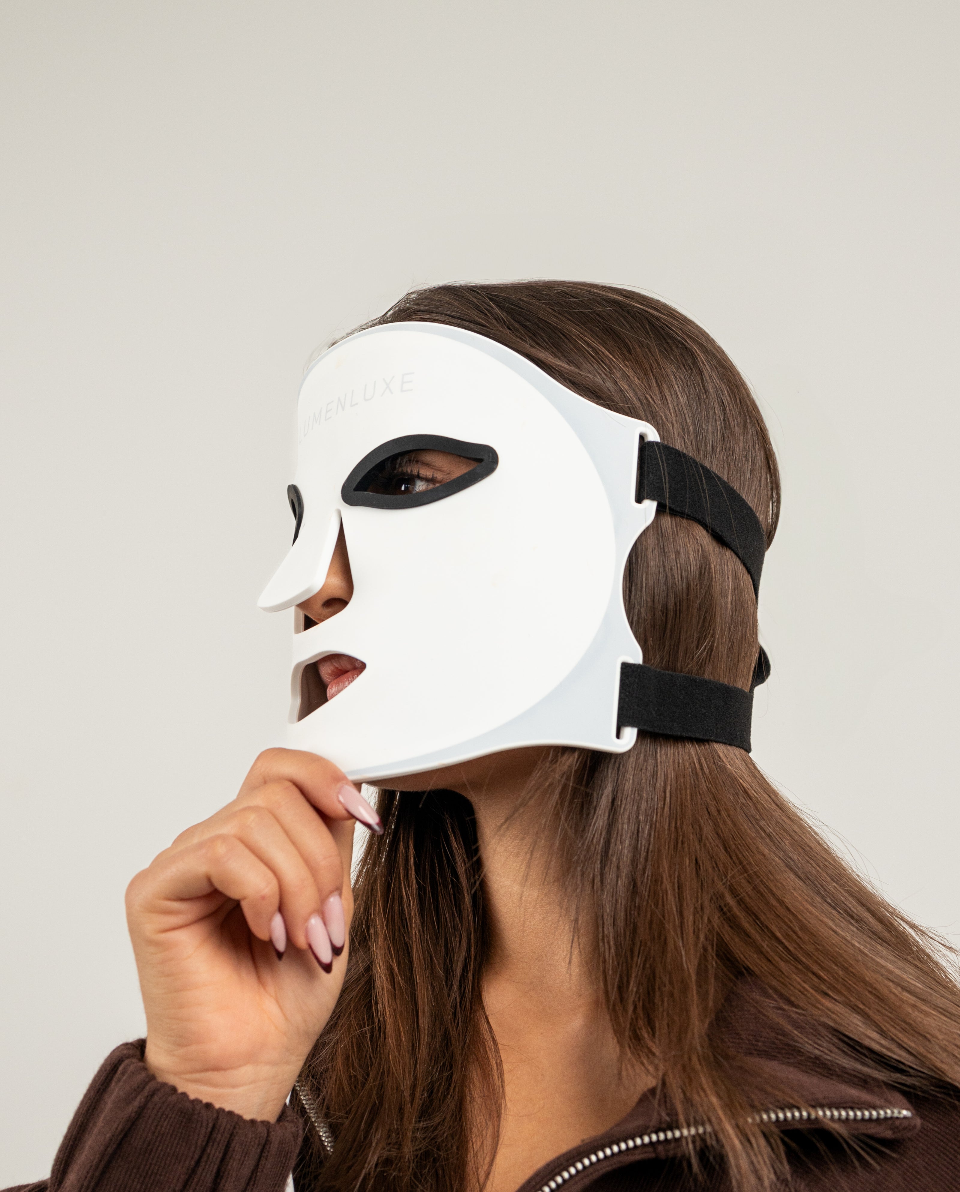 Žena používa LumenLuxe LED masku na tvár — anti-aging terapia doma